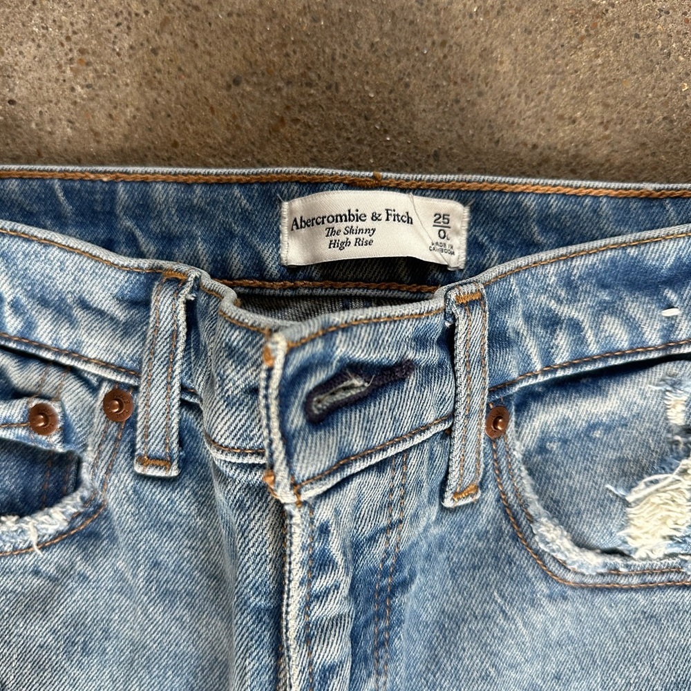 NWT Abercrombie & Fitch the Skinny High Rise Medium Wash Knee Rip Size 25|0L - Picture 4 of 5